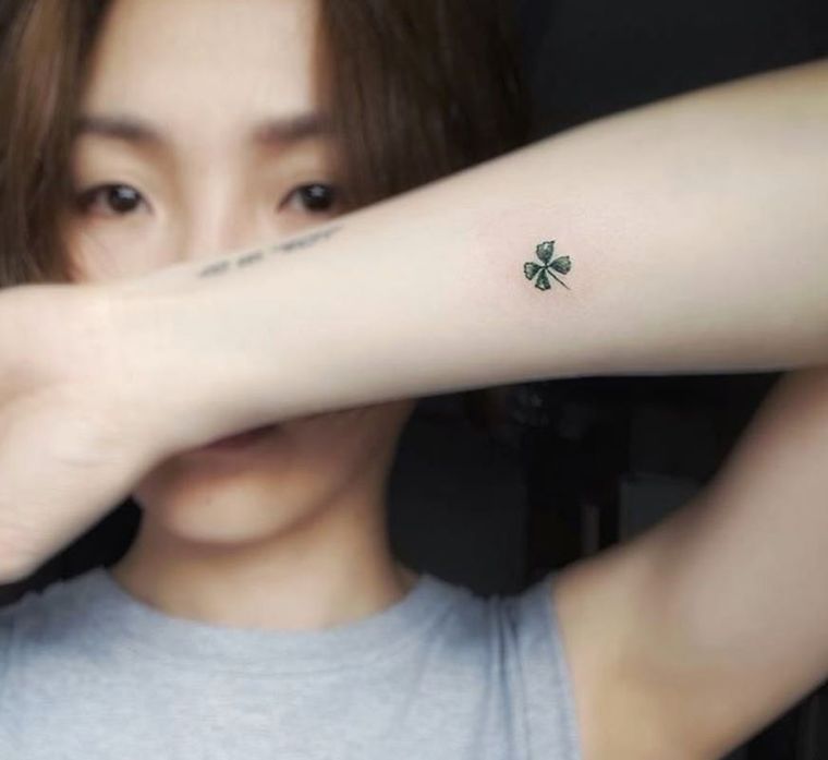 petit tatouage femme-avant-bras-motif-floral