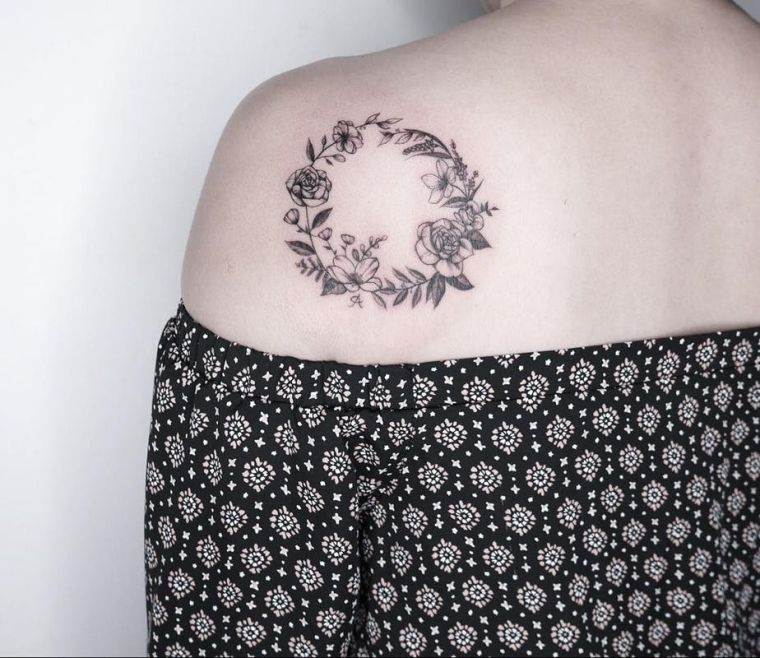 petit tatouage femme-epaule-couronne-fleurs