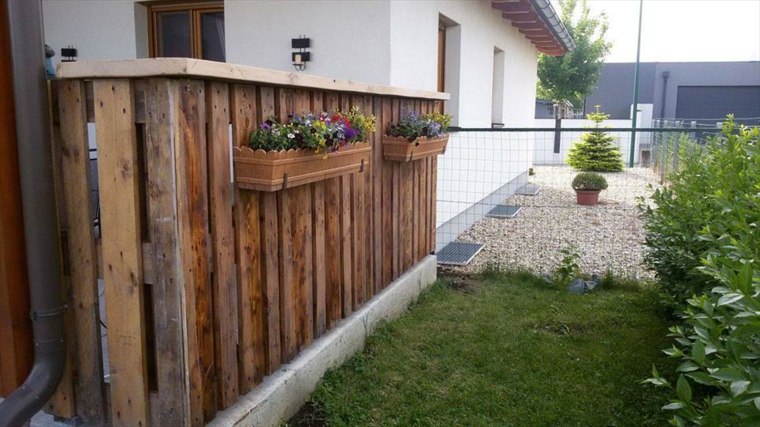 salon de jardin en palette de bois cloture-exterieur-jardiniere