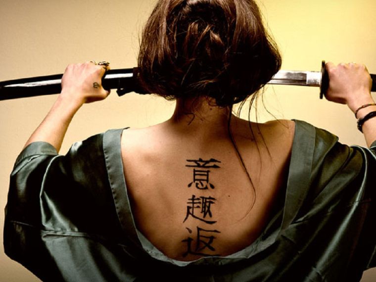 signification-tatouage-japonais-femme-dos-lettres