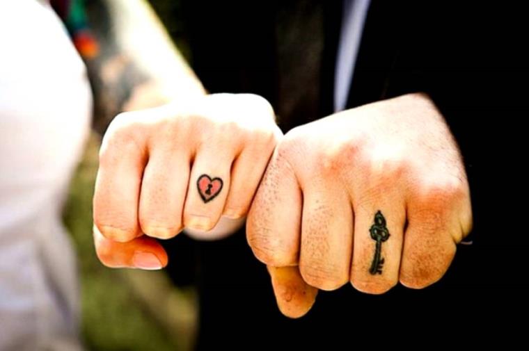 tatouage doigt alliance-clef-pour-coeur