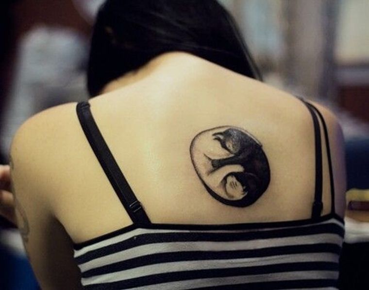 tatouage-dos-yin-yang-femme
