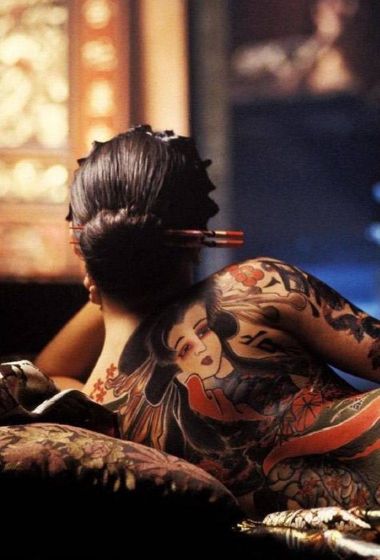 tatouage japonais femme-geisha-dos-idee