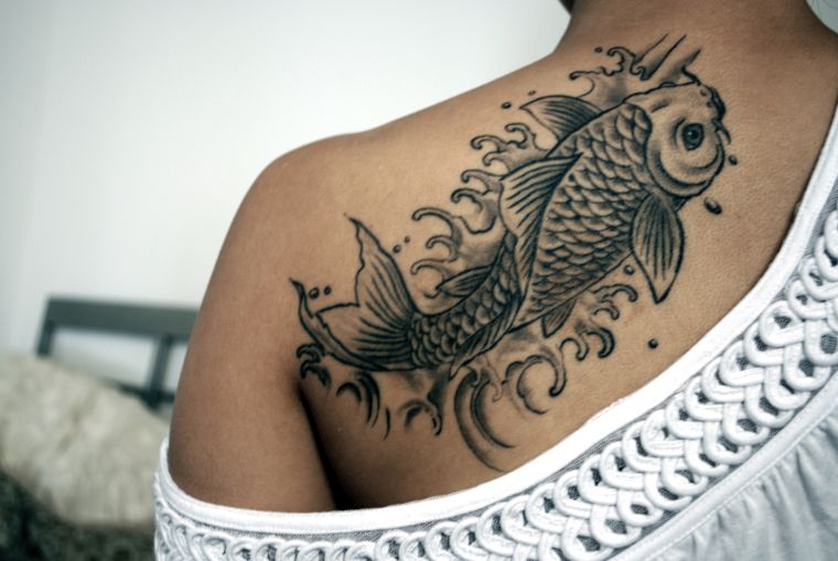 tatouage japonais poisson-rouge-dos-femme-signification