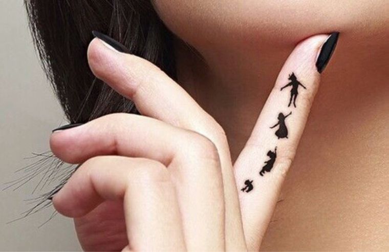 tatouage-peter-pan-doigt-femme-photo