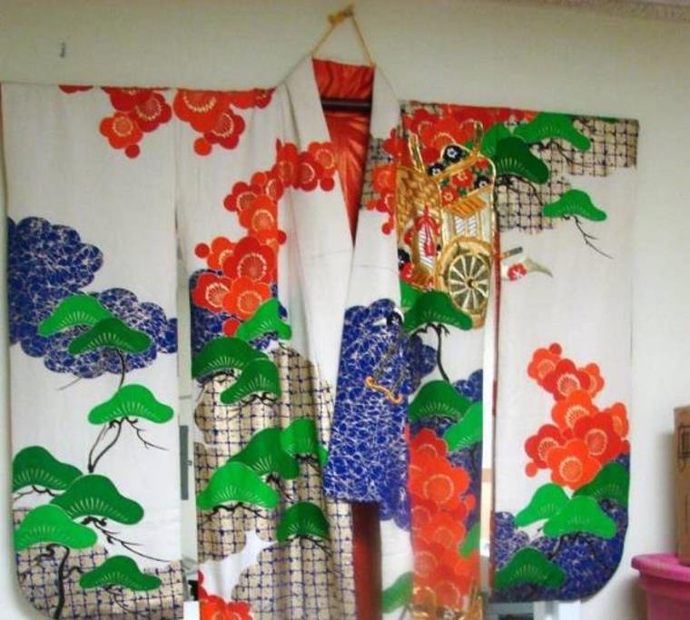 kimono-suspendu-decor-mur