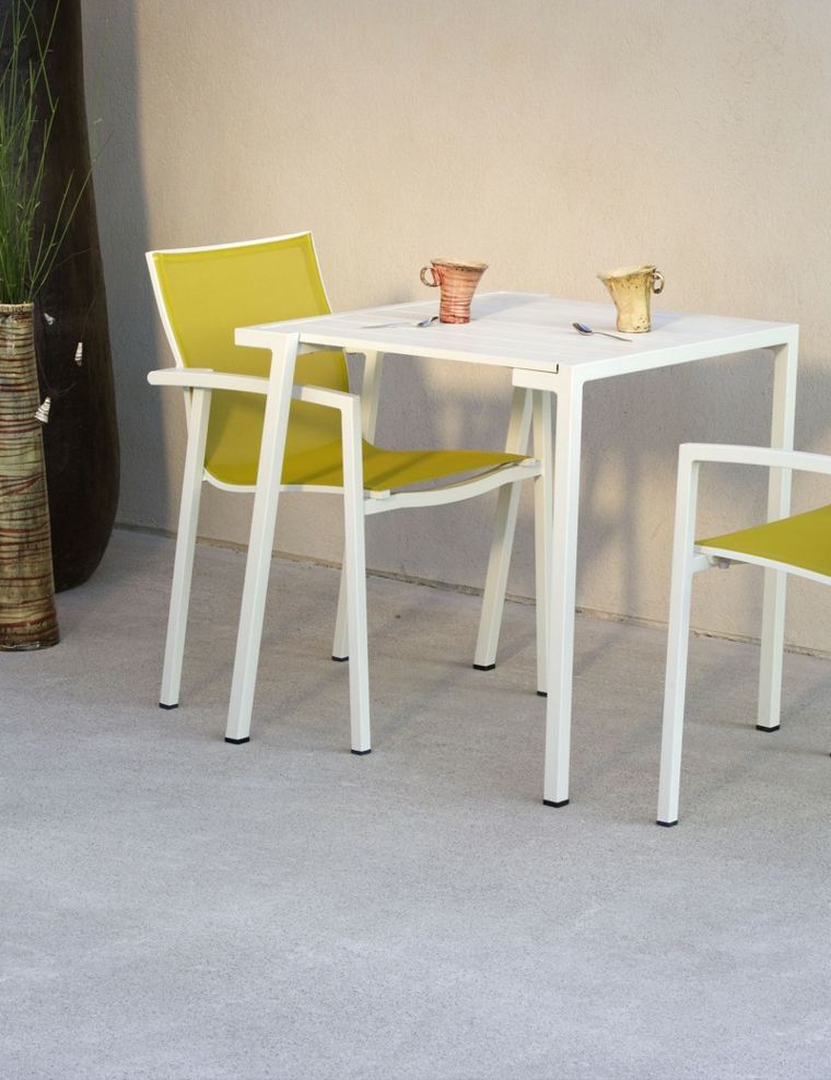 mobilier de jardin design coin-repas-table-chaises-blanches
