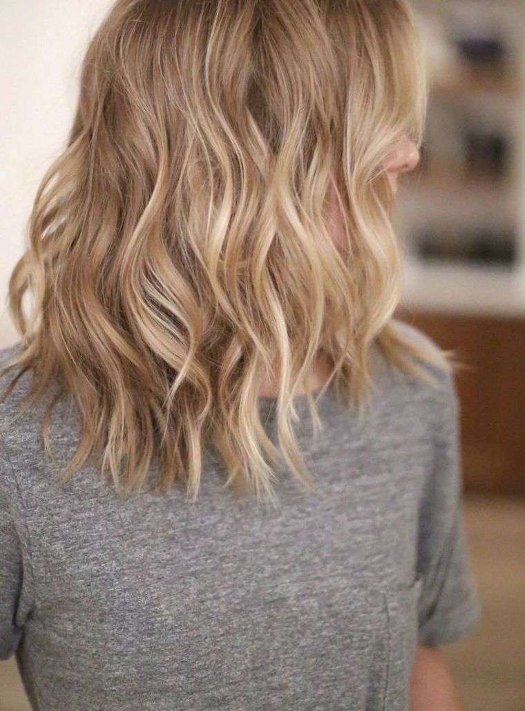 ombre hair blond coupe-mi-long-ondulations