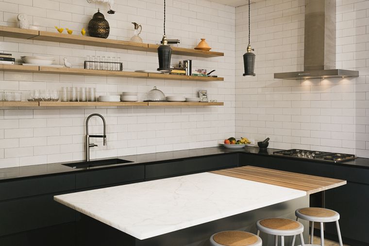 plan-de-travail-ilot-central-cuisine-noire-marbre