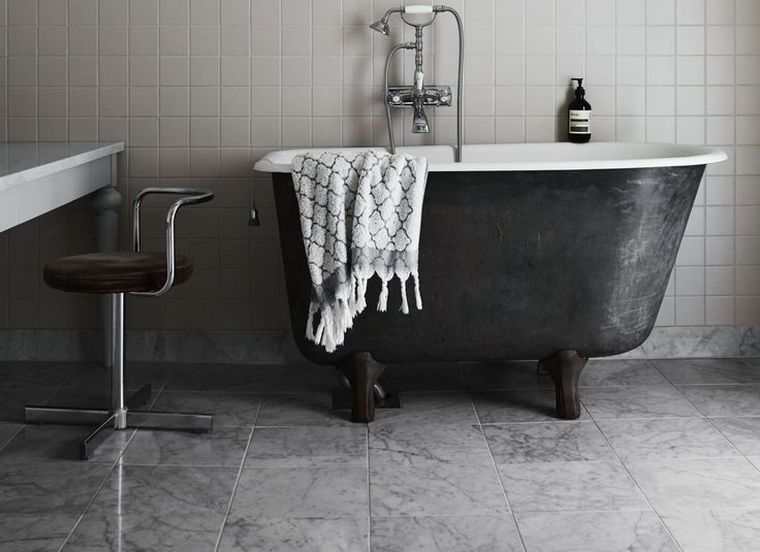 salle de bain gris et blanc baignoire-sur-pied-noire