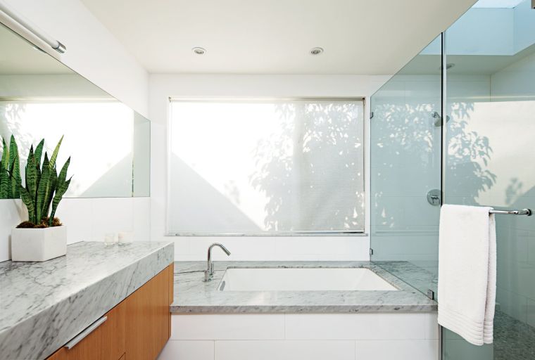 salle de bain grise et blanc plan-de-travail-marbre