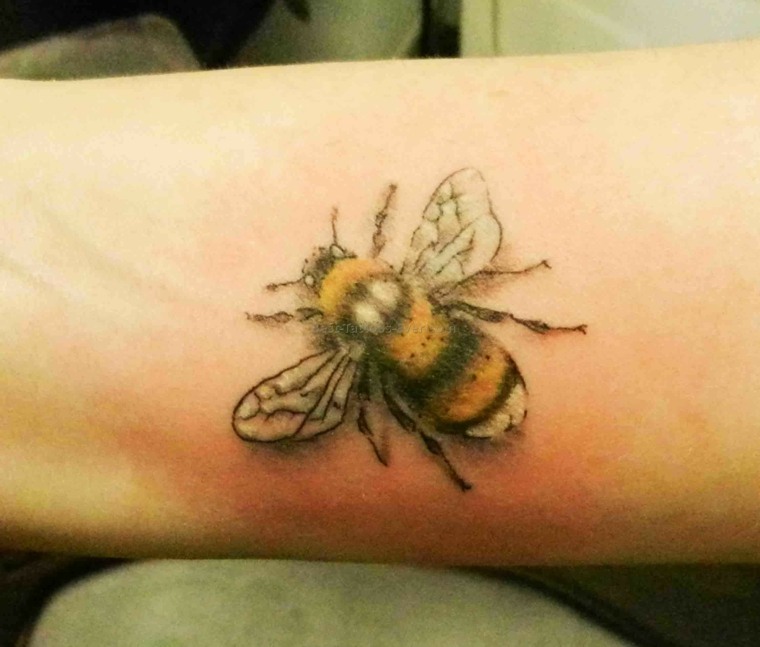 signification tatouage abeille