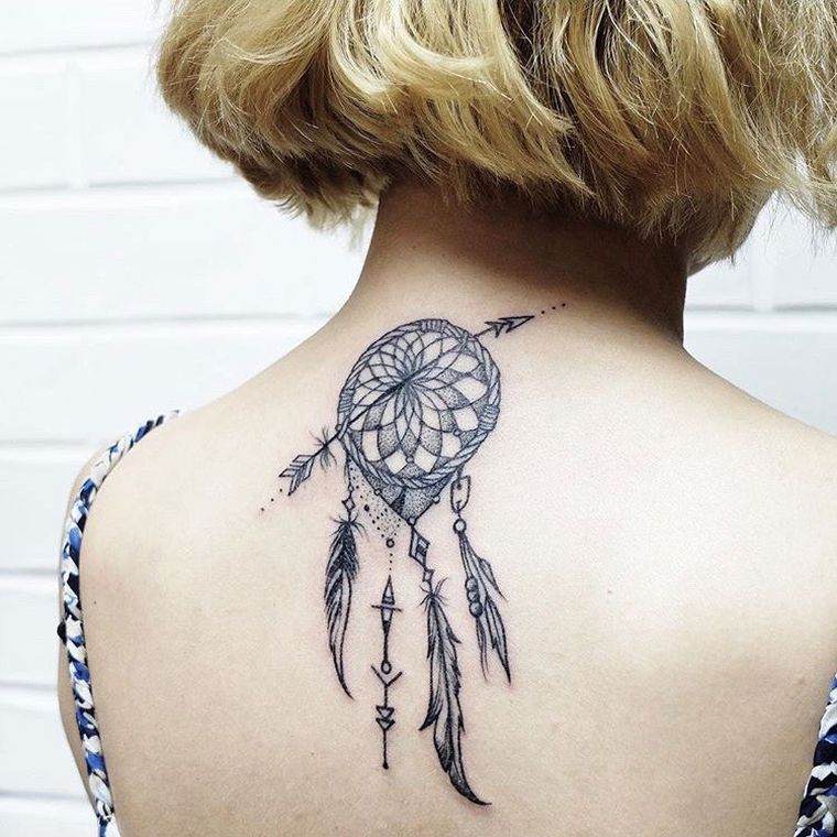 tatouage attrape rêve cou-ancre-noir