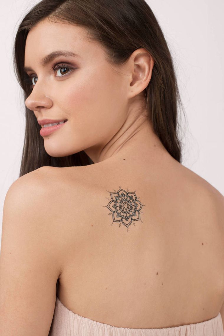tatouage-dos-temporaire-mandala-noir