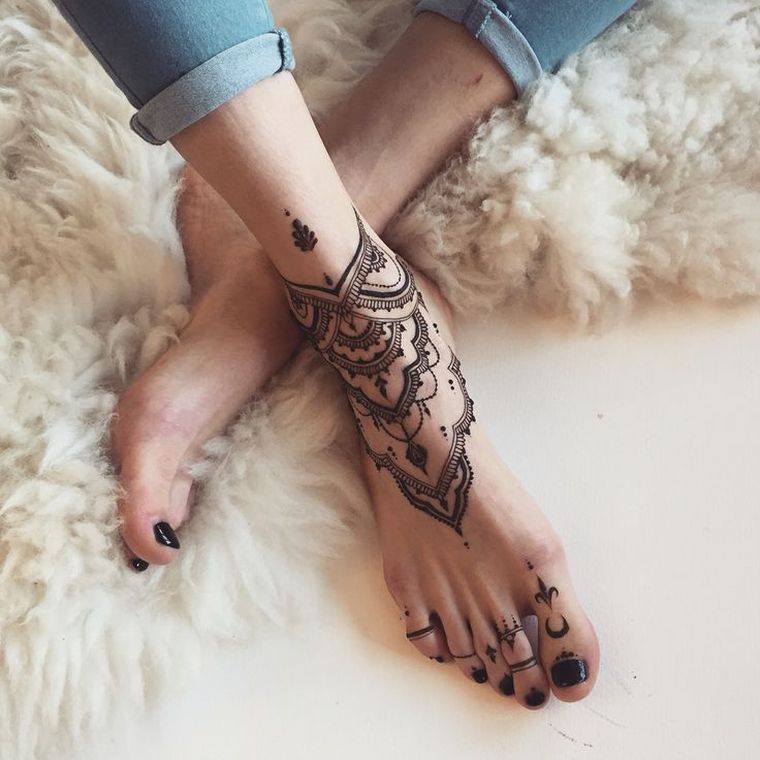 tatouage éphémère pieds-hene-femme-idee
