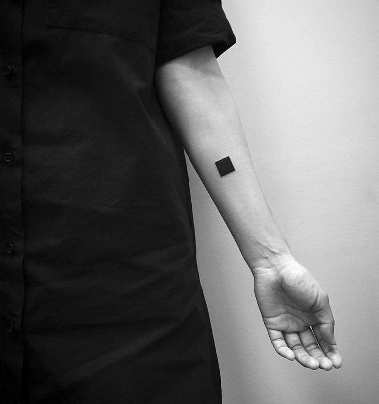 carre-noir-tatouage-avant-bras-petit-tatougae