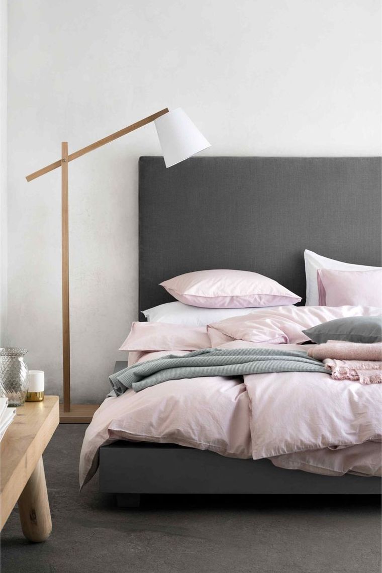 chambre rose et gris linge-de-lit-pastel-textiles-decoration-bois