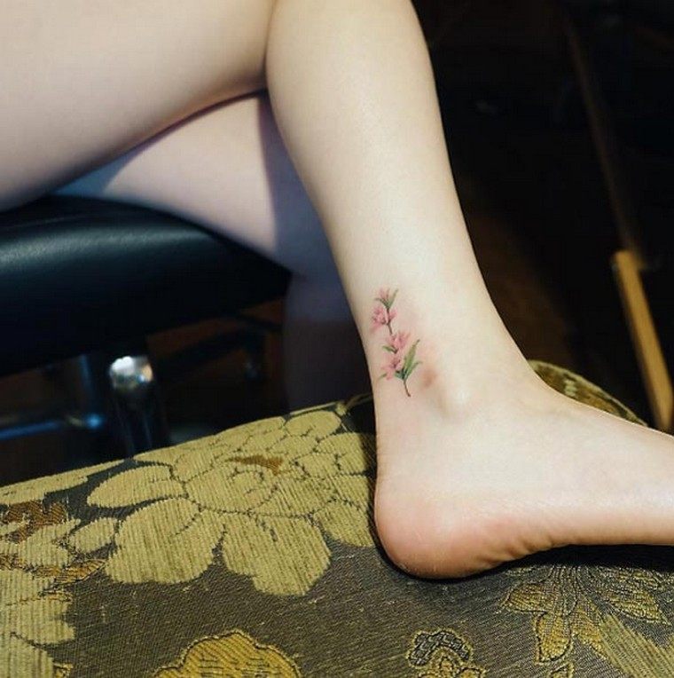 cheville-tatouage-fleur-petit-tatouage