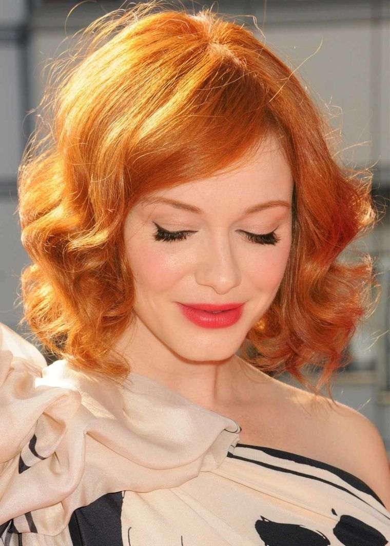 couleur de cheveux rouge cuivre-femme-coiffure-courte-ondulee
