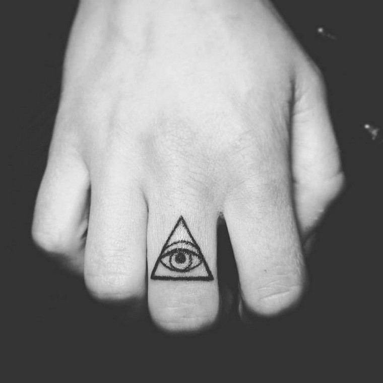 doigt-tatouage-triangle-oeil