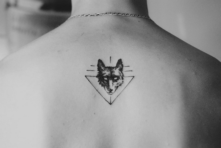 tatouage loup homme dos idée tatouage
