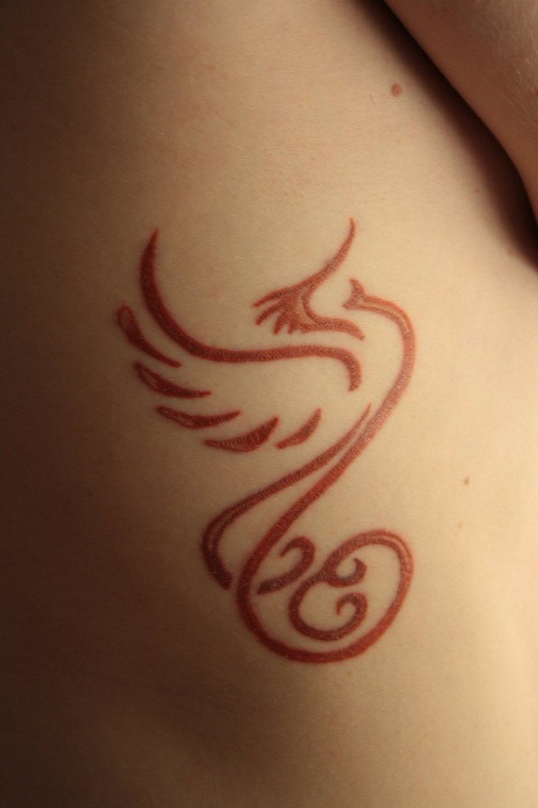 femme-tatouage-au-henne-tatouage-temporaire-phoenix