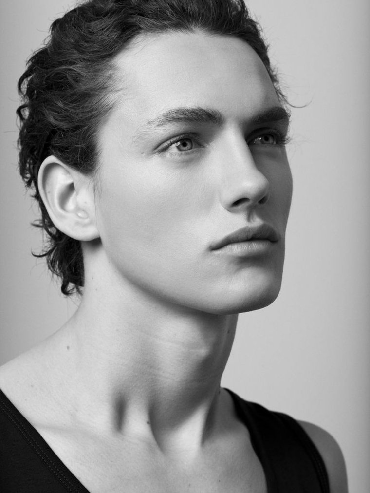 homme-coupe-cheveux-mi-longs-androgyne