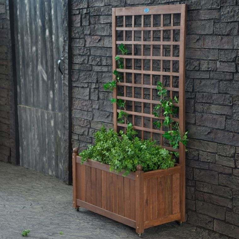 idee-jardiniere-bois-avec-treillis-plantes-grimpantes