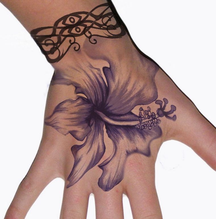 idee-petit-tatouage-femme-fleur-hibiscus-main