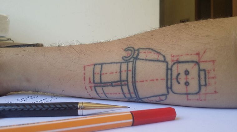 idee-tatouage-batiment-poignet-robot-modele