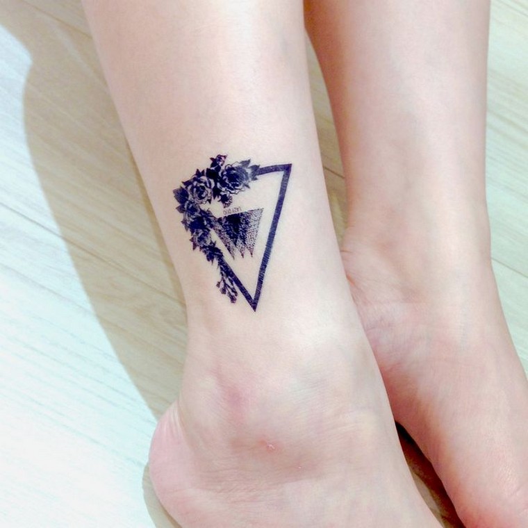 idee-tatouage-cheville-triangle