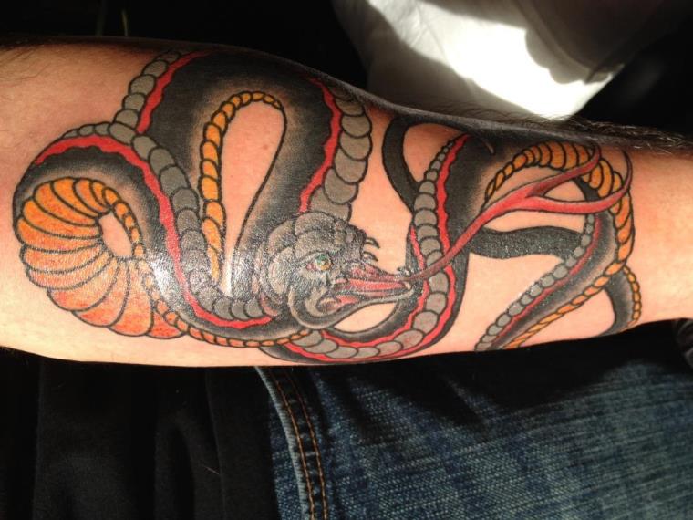 tatouage avant bras homme idee-tattoo-serpent-couleurs
