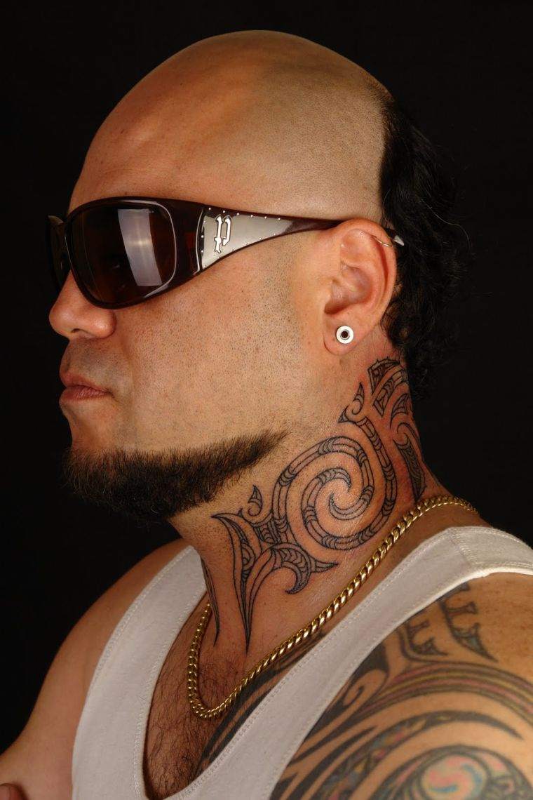 maori-tatouage-cou-motif-polynesie-tribal