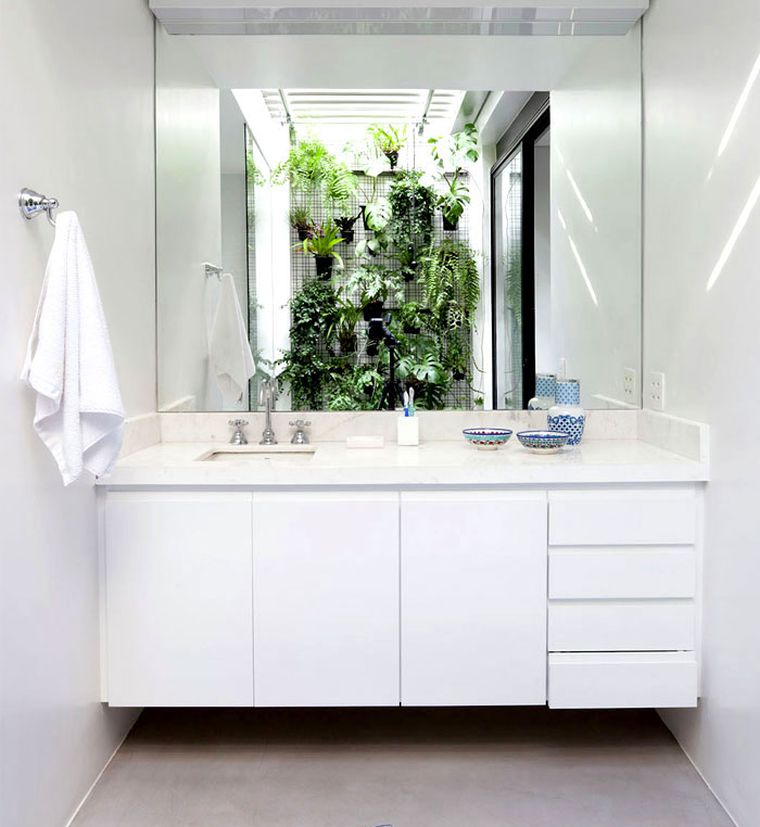 meuble-salle-de-bain-rangement-petit-espace-blanc-portes