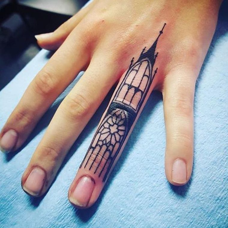 modèle tatouage architecture-tattoo-doigt-femme-exemple