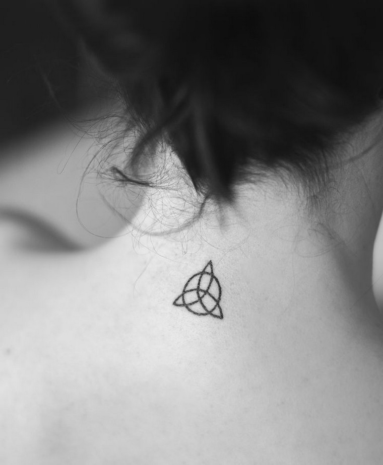 nuque-tatouage-triangle-femme-tatouage