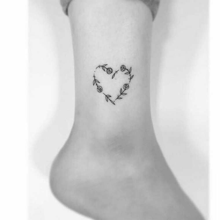 petit-tatouage-coeur-roses-cheville-tattoo