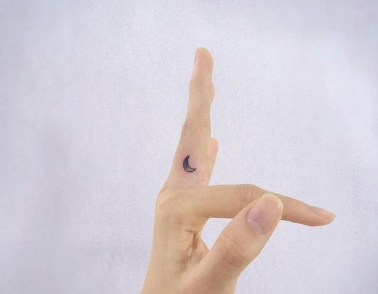petit-tatouage-doigt-idee-tatouage-minimaliste