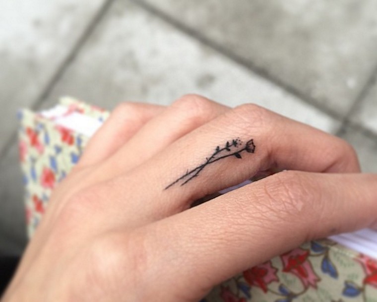 tatouage doigt petit tatouage discret idée tatouages