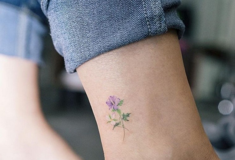 tatouage femme tattoo noir et blanc au poignet branche fleurs de