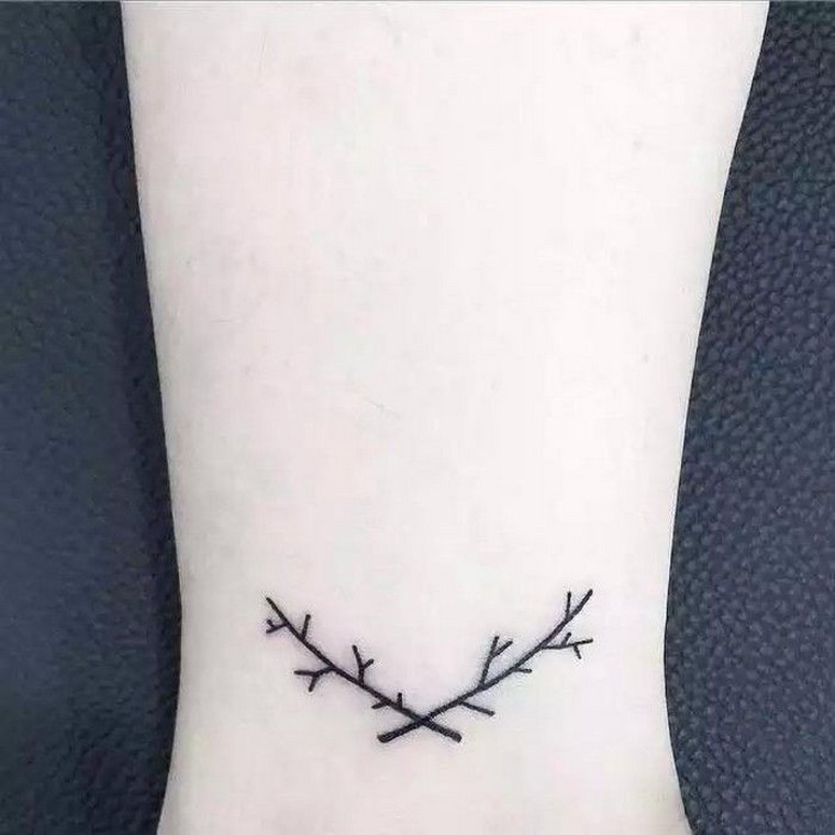 petit-tatouge-geometrique-tatouage-temporaire