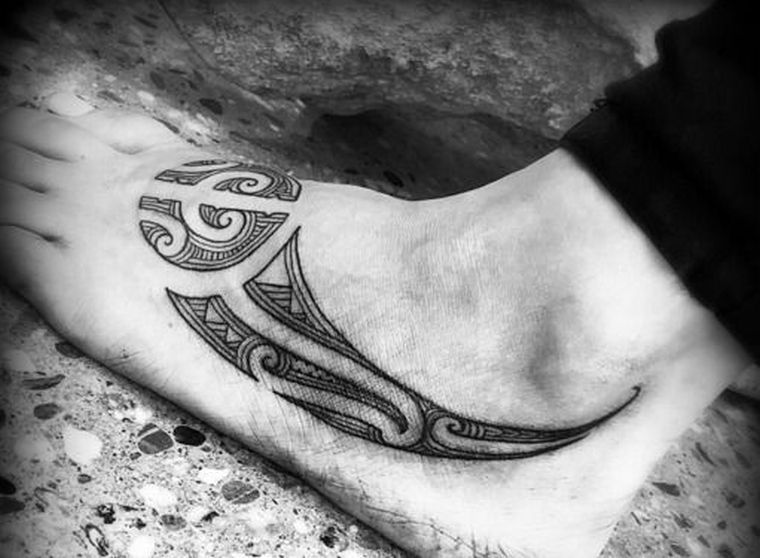 ta-moko-tatouge-maori-pied-tribal-tattoos