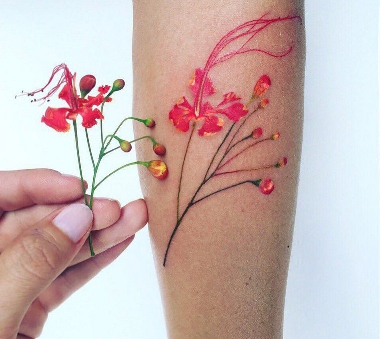 tatouage-bras-femme-fleur-pisaro-idees