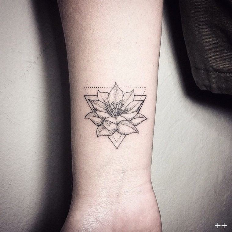 tatouage-bras-femme-lotus-delicat