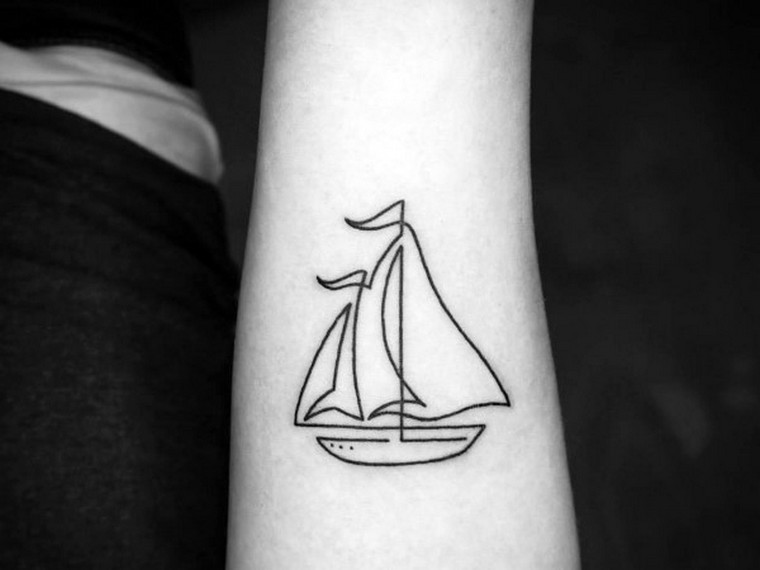 tatouage-bras-femme-navire
