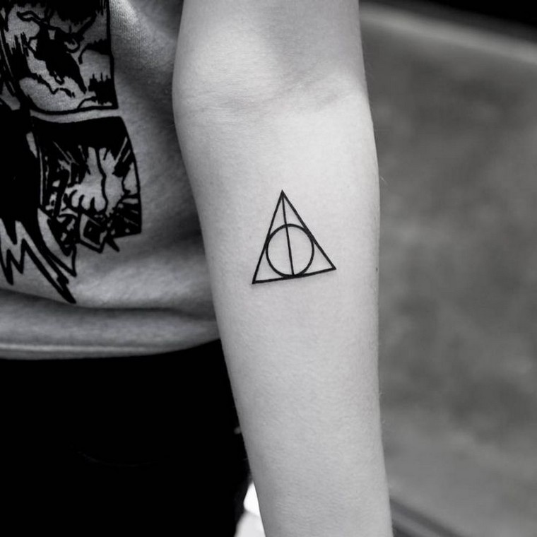 tatouage-bras-femme-triangle-tatouage-geometrique