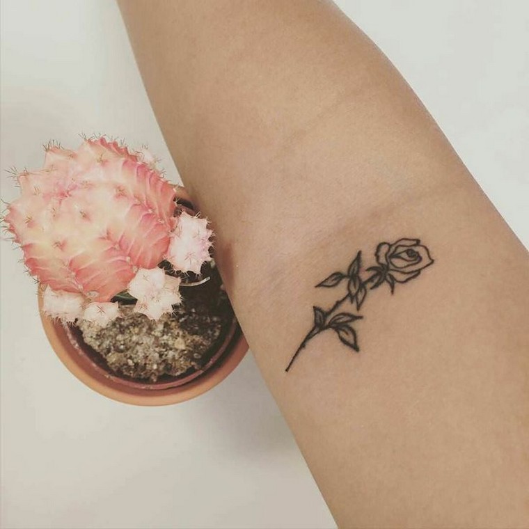 tatouage fleur tatouage rose idée tatouage bras