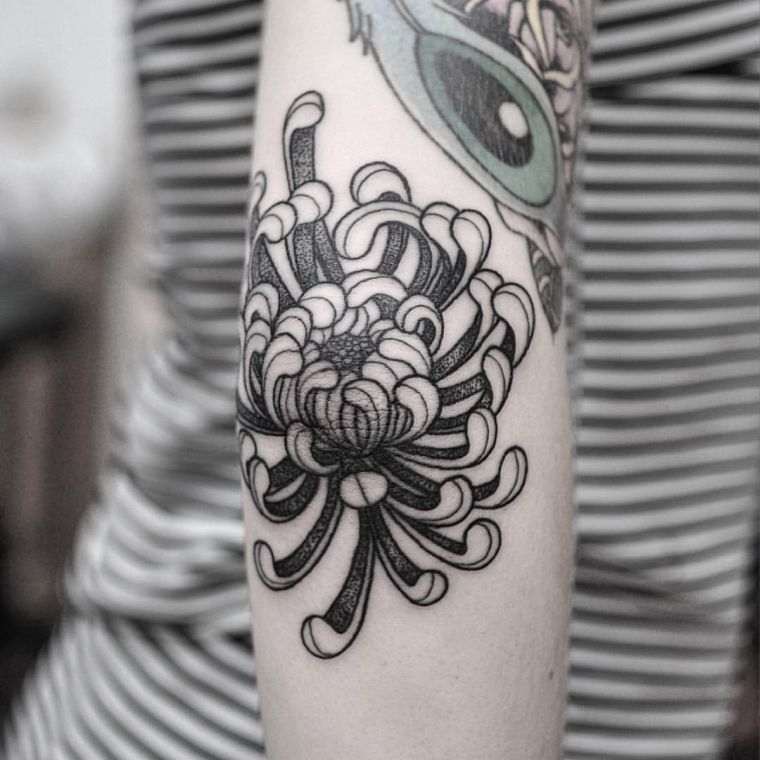 tatouage-chrysantheme-femme-bras-idee