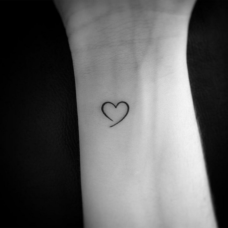 tatouage-coeur-poignet-petit-tatouage-idee