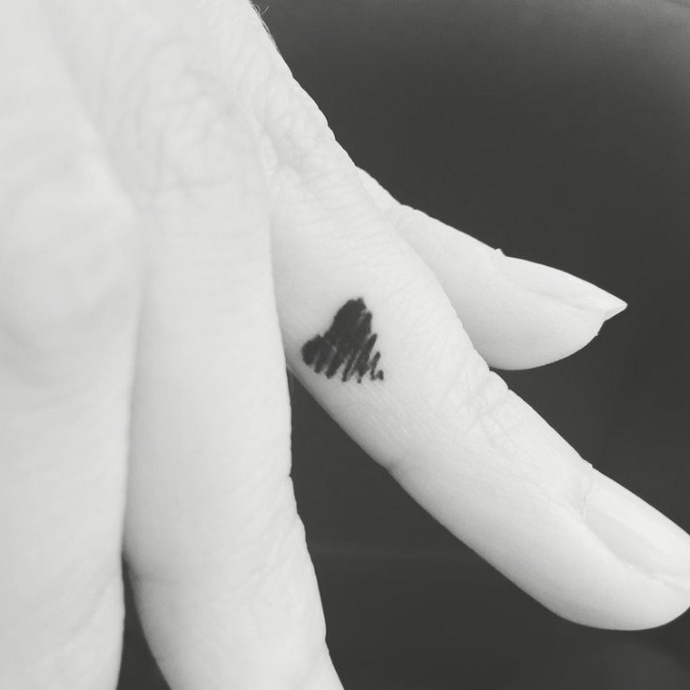 tatouage cœur petit tatouage doigt 